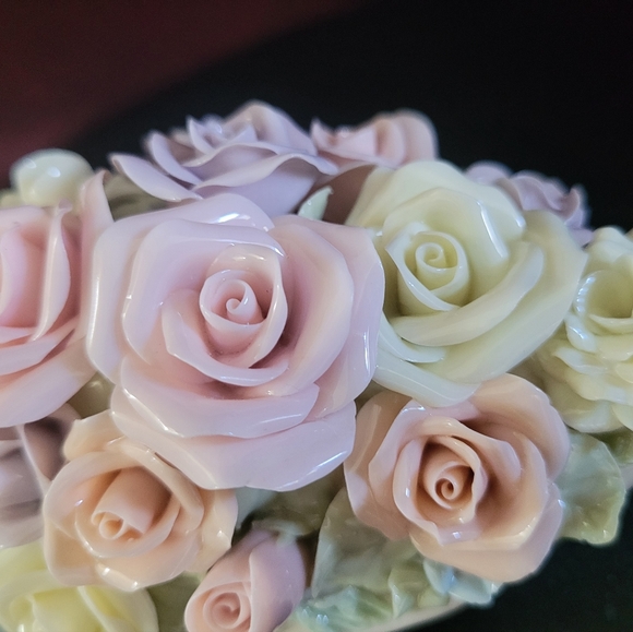 Creamware GORGEOUS FLOWER VASE, boat shaped, Full of Fine Porcelain Roses. - Picture 7 of 16